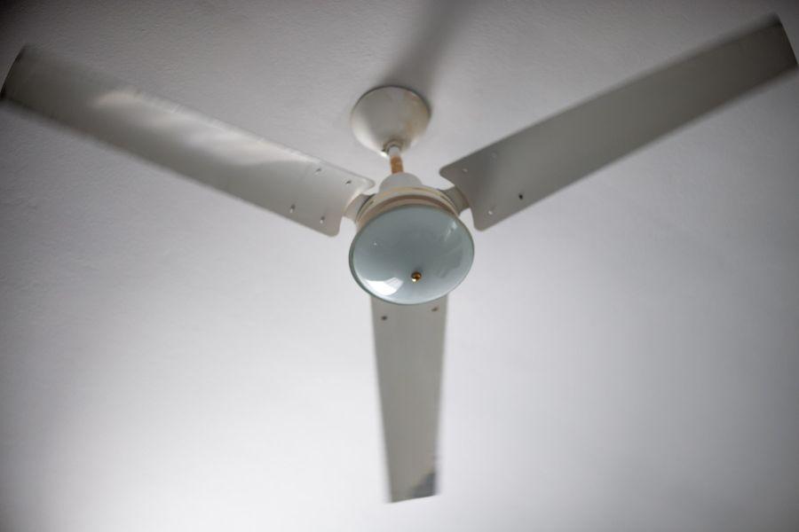 Should Ceiling Fans Be the Same Color As the Ceiling?